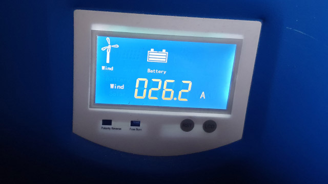 Das Display des Wechselrichters mit ca. 2 Kilowatt Leistung, umgerechnet in Stromstärke etwa 40 Ampere von dem Windgenerator