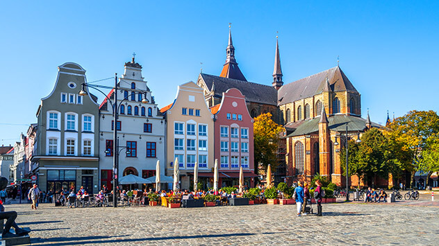 Marktplatz von Rostock mit bunten alten Häusern.