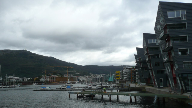 Moderne Stadthäuser am Hafen von Bergen.