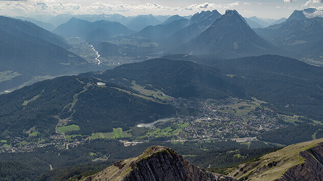 Blick von der Reither Spitze ins Tal und die angrenzenden Berge Tirols