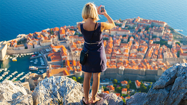 Urlauberin fotografiert von einer Klippe aus Dubrovnik