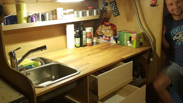 Die Küchenzeile nach Einbau einer neuen Tischplatte sowie der ersten Schubladen