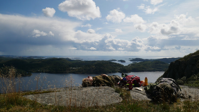 Weit oben über dem Fjord kann man Sonne und eine atemberaubende Aussicht genießen
