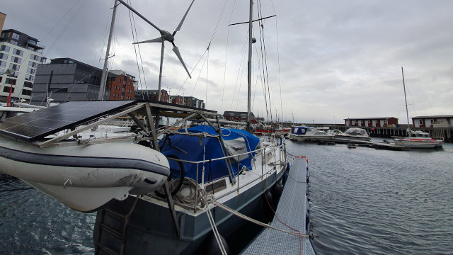 Fest vertäut im Hafen von Bodø muss ich mein Boot MOMO nun auf ungewisse Zeit zurücklassen.