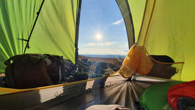 Sonnenuntergang aus dem Zelt: Während die Tage auch hier oben im Norden noch recht warm sind, werden die Nächte um diese Jahreszeit schon eisig.