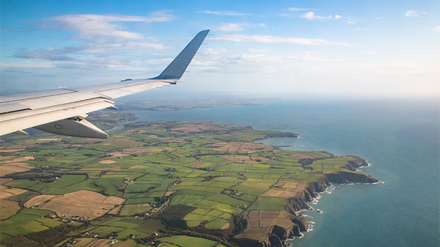 Blick aus dem Flugzeug auf das grüne Irland