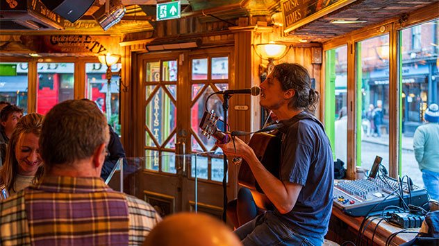 Sänger in einem irischen Pub bei einem Liveauftritt
